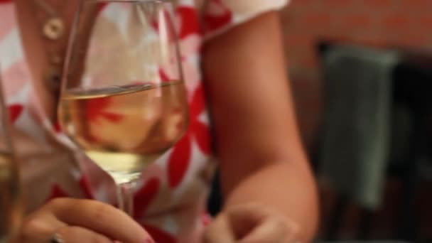 Concepto Fecha Vino Blanco Que Sirve Una Mesa Restaurante — Vídeo de stock