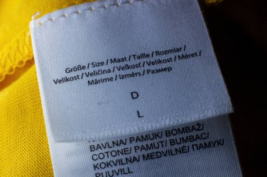 L boyutunu gösteren bir kumaş etiketinin kapanış makrosu