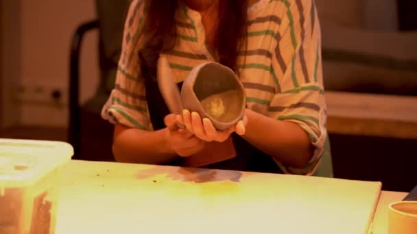 Detailní Záběr Dospívající Dívky Ruce Formuje Hliněný Hrnec Během Keramické — Stock video