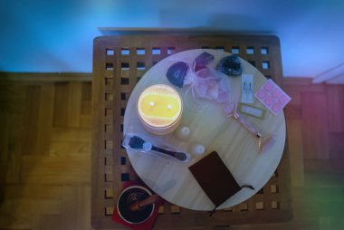 Mumlu ve akupunktur terapili bir tabak. Yeşim masaj aleti, ilaç ve taş gibi. Kozmetik prosedür için.