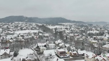 Limanowa, Polonya - Avrupa 'da karla kaplı konut evlerinin insansız hava aracı görüntüleri