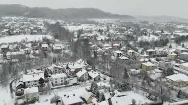 Limanowa, Polonya - Karla kaplı Buidlings ve ağaçların havadan görünüşü. Winter City konsepti. Yüksek kalite 4k görüntü