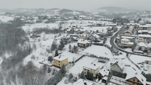 ポーランドのリマノワ ポーランドの町の上の雪の冬 ヨーロッパの都市郊外の住宅地区での雪の嵐 ヨーロッパの雪と雪の嵐 — ストック動画