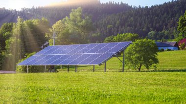 Güneş enerjisi santrali manzarası. Yukarıdan kırsal alanda yenilenebilir enerji ve tarım.