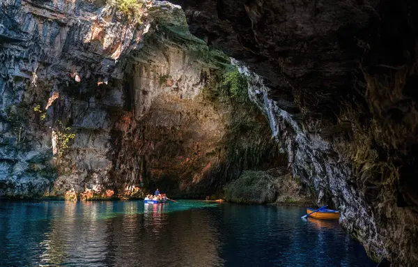 Zakynthos, Yunanistan. Kefalonia adasındaki ünlü Malezya Gölü 'nde birkaç tekne.