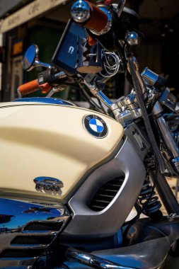 Zakynthos, Yunanistan - 25 Eylül 2022: BMW R1200C yakıt deposuna yakın çekim, BMW Motorrad tarafından 1997-2004 yılları arasında BMW 'de yapılmış bir kruvazör motorsikleti.