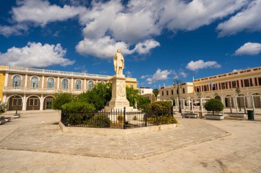 ZAKYNTHOS, GREECE - 21 Eylül 2022: Yunanistan 'ın Zakynthos kentindeki Bizans müzesinin önündeki Dionysios Solomos heykeli.