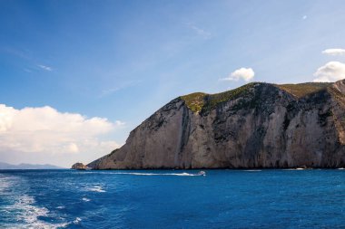 Gemi enkazı plajı Zakynthos Yunan insansız hava aracı manzarası, kıyıda tekneler