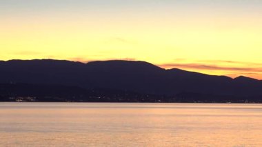 Yunanistan 'ın Zakynthos adasında gün batımında dağlar ve deniz manzarası