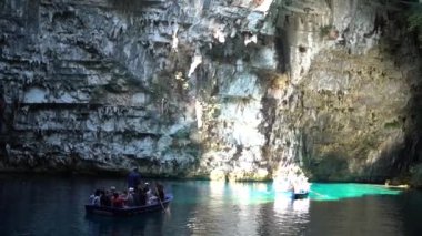 Zakynthos, Yunanistan - 25 Eylül 2022: Kefalonya adasındaki ünlü melissani gölünde bir tekne dolusu turist