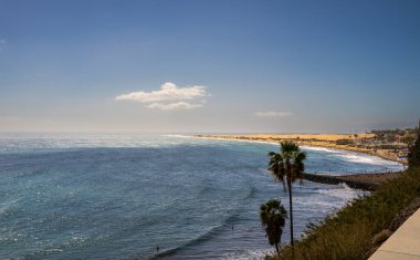 Kanarya adalarında bulunan Las Teresitas, Tenerife 'nin insansız hava aracı görüntüsü: Playa de Las Teresitas, Santa Cruz de Tenerife yakınlarında manzaralı San Andres köyü olan ünlü bir plaj