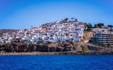 İspanya 'nın Gran Canaria adasındaki Porto Riko de Gran Kanarya tatil beldesi yakınlarındaki Picturesque Tauro plajı (İspanyolca: Playa de Tauro)