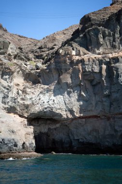 Puerto de Mogan, Büyük Kanarya İspanya 'daki bir uçurumda birkaç mağara..