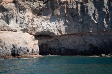 Puerto de Mogan, Büyük Kanarya İspanya 'daki bir uçurumda birkaç mağara..