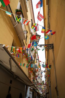 Sorrento, İtalya - 24 Haziran 2024: Sorrento 'nun dar sokakları ve farklı ülkelerin bayrakları ipte asılı.