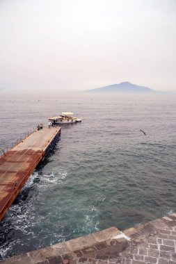 İtalya 'nın Sorrento kentindeki gözlem güvertesinden Vesuvius volkanı ve feribot manzarası