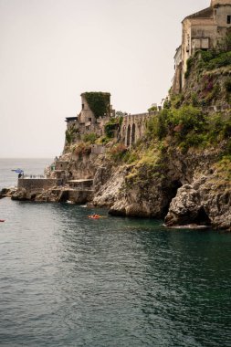 Yaz mevsiminde Salerno Körfezi, Campania, İtalya 'nın ünlü Amalfi Sahili' ndeki güzel Amalfi kasabasının manzarası.