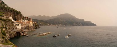 İtalya 'nın Campania bölgesindeki Salerno ili Amalfi Sahili' ndeki küçük Atrani kasabasının panoramik manzarası. Amalfi kıyıları İtalya 'da popüler bir seyahat ve tatil beldesidir..