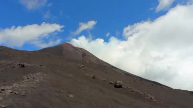Nicolosi, Sicilya, İtalya. Volkanik kraterler Etna Dağı 'nın üzerinde bulutlar oluşturuyor. Geniş açı 4k' de aşırı hızlanıyor.