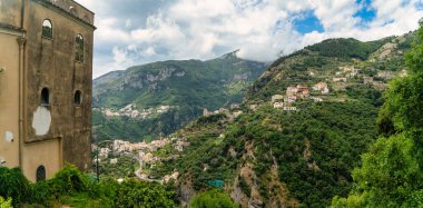 İtalya 'nın Alamfi kıyısı yakınlarındaki Ravello' dan yaylalara ve yemyeşil dağlara ait panoramik manzara, bulutlu bir gökyüzünün altında, güzel mimari ve doğal güzellikleri gözler önüne seriyor..