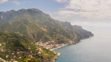 İtalya, Ravello 'daki Villa Rufolo' dan Salerno Körfezi manzarası.