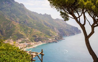 İtalya, Ravello 'daki Villa Rufolo' dan Salerno Körfezi manzarası.