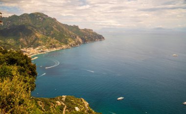 İtalya, Ravello 'daki Cimbrone villasından Cetara kasabası, Amalfi sahili, İtalya