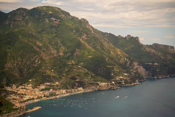Valle delle Ferriere Vadisi İtalya 'daki Villa Cimbrone' dan amalfi kıyılarını gösteriyordu..