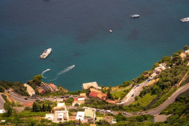 Mavi deniz manzaralı, kıyı manzaralı ve kıyı manzaralı güzel tekneli bir sahil yolu..