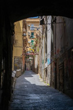 Kırsal binalar ve canlı sokak sanatı ile çevrili, tarihi Avrupa cazibesi ve kentsel karakter yakalayan, kaldırımlı, resmi dar bir sokak keşfetmek.
