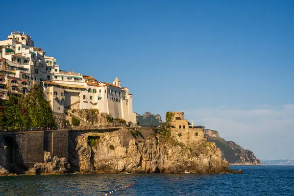 Amalfi 'nin büyüleyici binaları berrak mavi gökyüzü ve ışıl ışıl deniziyle engebeli bir sahil uçurumuna tünemişti. Tarihi Akdeniz manzarası büyüleyici bir manzara..