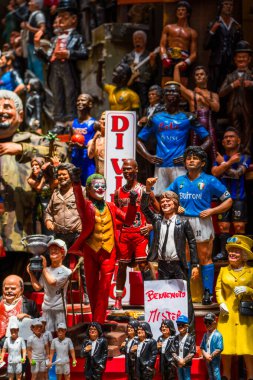 Napoli, İtalya - 24 Haziran 2024: Ünlü figürler ve pop kültür simgelerini temsil eden seçici bir heykel karışımı. Koleksiyonda canlı renklerde çeşitli karakterler sergileniyor, insan ifadeleri ve kültürel anlamlar yansıtılıyor.