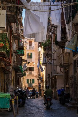 Napoli, İtalya - 22 Haziran 2024: Napoli 'nin tipik bir caddesinde yaz aylarında çamaşır asma