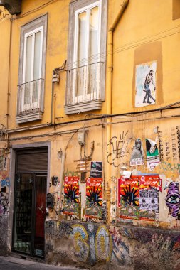 Napoli 'nin bir çok sokak sanatı ve duvarlarında graffiti olan canlı bir caddesi klasik bir mimariyi gözler önüne seriyor, İtalya Avrupa