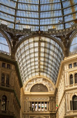 Napoli, İtalya - 24 Haziran 2024: Napoli, İtalya 'daki Galleria Umberto I' in süslü cam kubbesi ve karmaşık detayları, şehrin mimari ihtişamı ve tarihi zarafetini gözler önüne seriyor..
