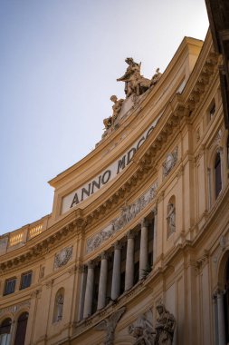 Napoli, İtalya 'da büyüleyici bir 19. yüzyıl alışveriş salonu. Karmaşık mimarisi, heykelleri ve cam kubbesi var..