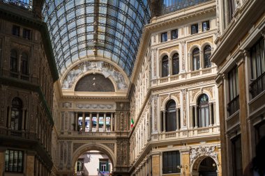 Napoli, İtalya - 24 Haziran 2024: Napoli, İtalya 'daki Galleria Umberto I' in süslü cam kubbesi ve karmaşık detayları, şehrin mimari ihtişamı ve tarihi zarafetini gözler önüne seriyor..