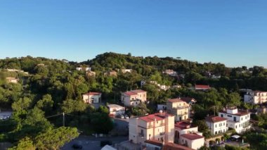 İtalya 'nın Campania bölgesindeki tepelere inşa edilmiş tipik konut evleri, insansız hava aracı görüntüleri