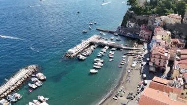 Gündüz Sorrento sahilindeki bir limana yanaşan tekneler, yaz boyunca İtalya 'nın Campania bölgesindeki hava aracı görüntüleri.