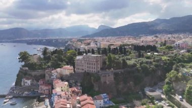 Sorrento, İtalya 'daki liman. Vezüv manzaralı ve Napoli 'nin Sorrento şehrinde lüks özel villalar. Çekim, 4K görüntü