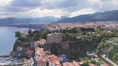 Sorrento, İtalya 'daki liman. Vezüv manzaralı ve Napoli 'nin dağlarına karşı Sorrento' da lüks villalar. Çekim, 4K görüntü