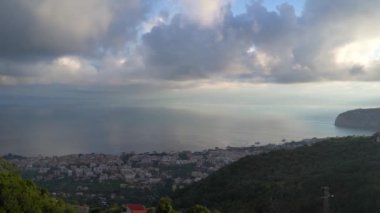 Akdeniz 'e ve Vezüv Dağı' na karşı Sorrento şehrinde hareket eden dramatik bulutların zamanı. İtalya, Avrupa 'da, Kampanya bölgesinde sisle kaplı.