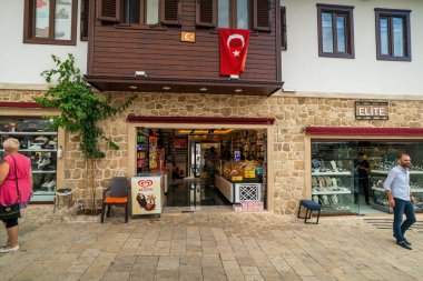 Taraf, Türkiye - 15 Eylül 2021: Kenar mahalle pazarındaki tipik beton market