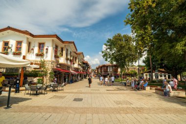 Side, Türkiye - 15 Eylül 2021: Şehir merkezinin sokaklarında insanlar ve Side, Antalya 'da çarşı. Sokak manzaralı kafe, restoran, dükkan ve evler, Türkiye. Yüksek kalite fotoğraf