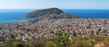 Türkiye 'nin canlı bir kenti olan Alanya' nın çarpıcı kıyı şeridi ve bereketli manzarasıyla panoramik manzarası. Şehir yaşamını ve doğal güzellikleri yakalar..