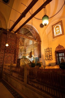 Konya, Türkiye - 14 Eylül 2021: Türkiye 'nin Konya kentindeki bir caminin sakin iç mekanı, karmaşık döşemeler, el yazısı ve barışçıl bir atmosfer içeriyor.