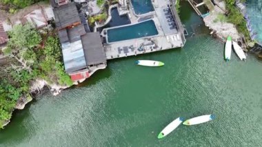 Bali 'deki Batur Sıcak Baharı' nın çarpıcı 4K hava aracı görüntüleri, sakin jeotermal havuzlar, yemyeşil yemyeşil ve nefes kesici Batur Gölü 'nde süzülen bir tekne, sakin bir kaçış yaratıyor..