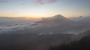 Bali 'nin mistik manzarası üzerinde büyüleyici bir hava yolculuğuna çıkın. Bulutları delip geçen ikonik Batur Dağı' nın nefes kesici gündoğumu görüntüsüyle doruğa ulaşın..