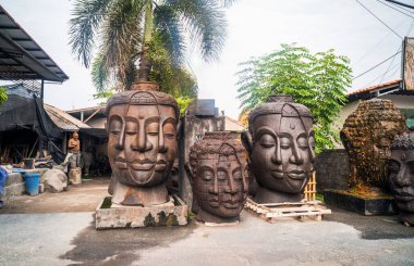 Endonezya, Bali 'de zanaatkarlığı gösteren, atölyede Budist tarzı kafa heykelleri.