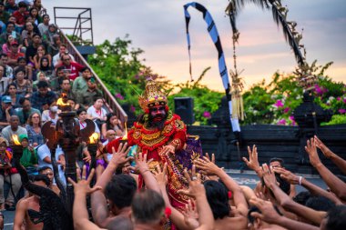 Bali, Endonezya - 29 Kasım 2023: Bali 'de canlı kırmızı kostümlü bir sanatçıyla Kecak dans gösterisi.